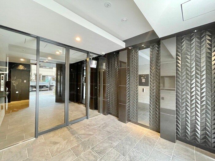 物件外観写真4　(エントランス部分)