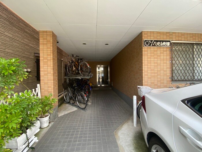 物件外観写真6　(エントランス部分)