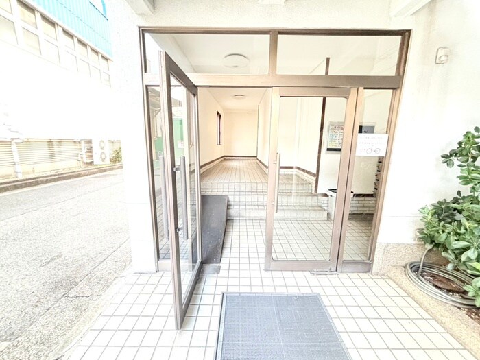 物件外観写真3　(エントランス部分)