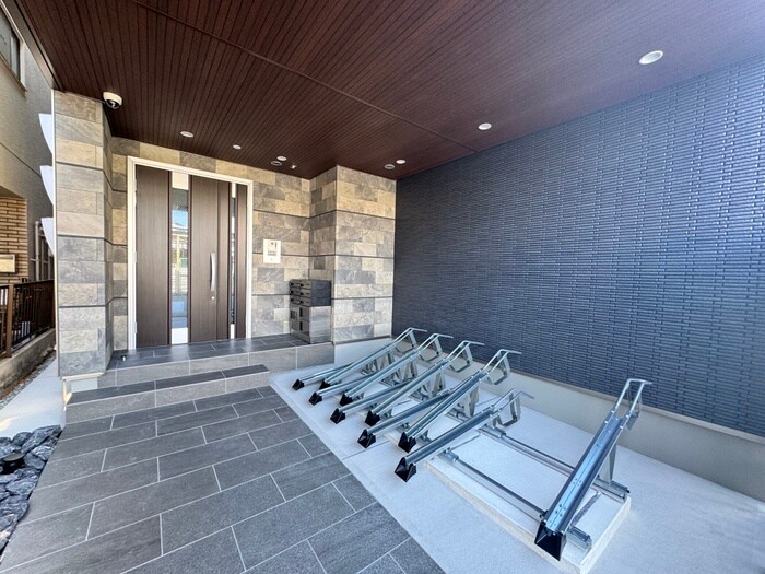 物件外観写真3　(エントランス部分)