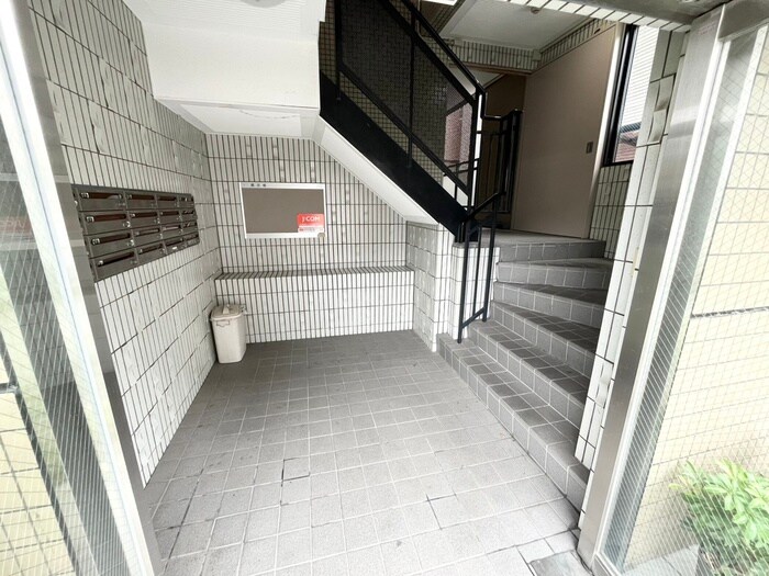 物件外観写真3　(エントランス部分)