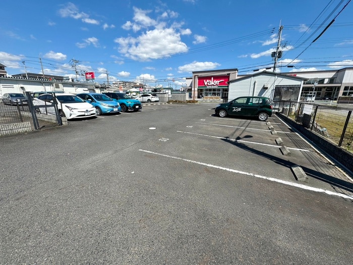 物件外観写真3　(駐車場)