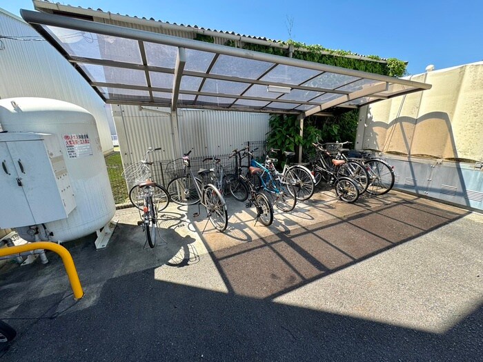 物件外観写真4　(駐輪場)
