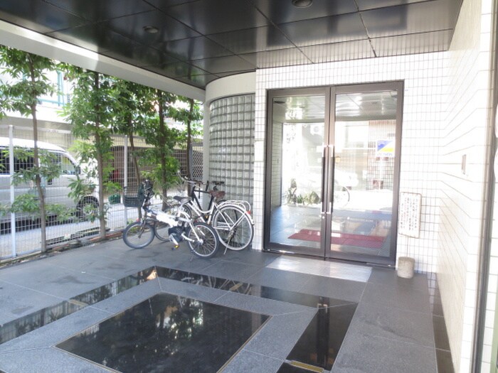 物件外観写真2　(エントランス部分)