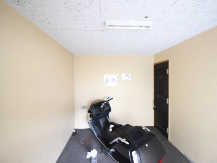 物件外観写真5　(バイク置き場)