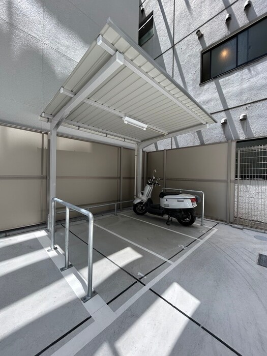 物件外観写真5　(バイク置き場)