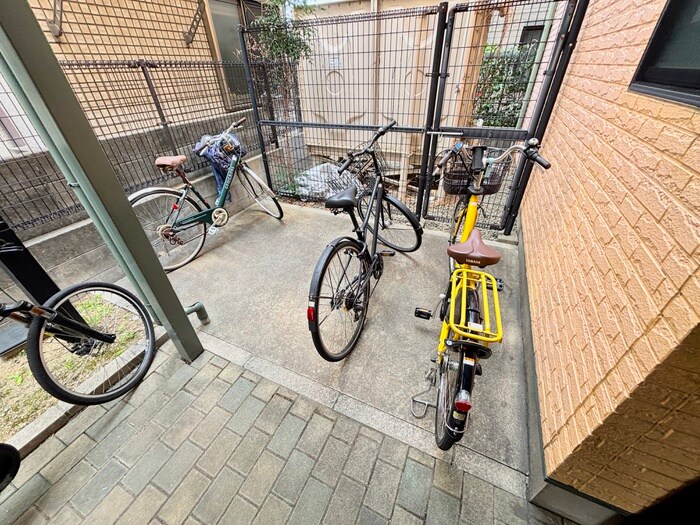物件外観写真3　(駐輪場)