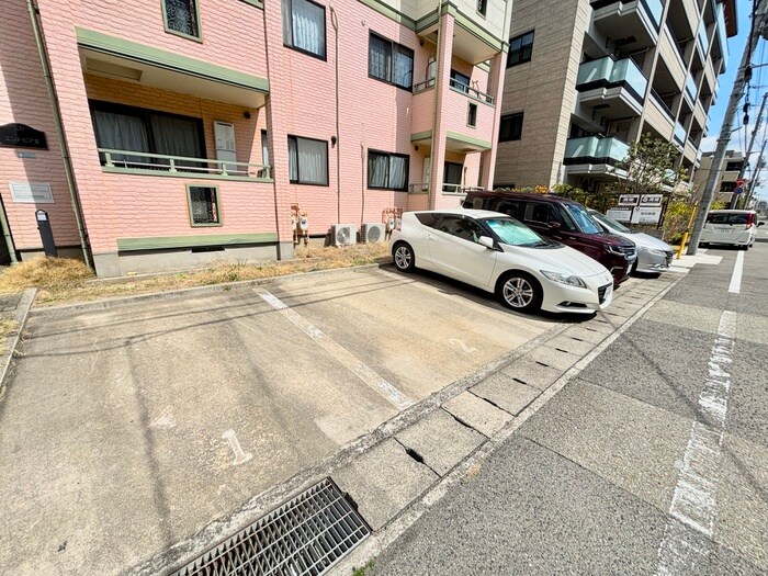物件外観写真5　(駐車場)
