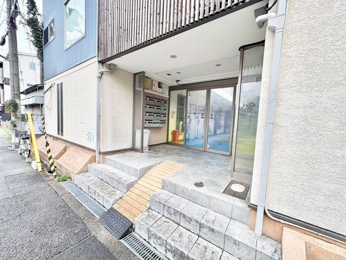 物件外観写真2　(エントランス部分)