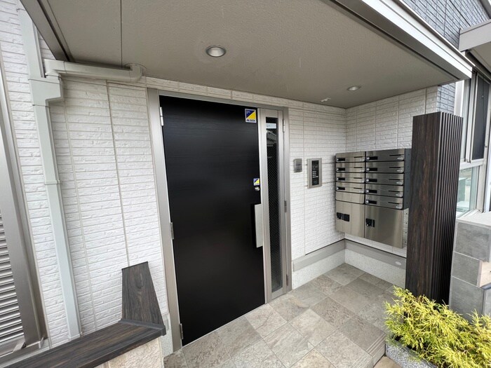 物件外観写真4　(エントランス部分)