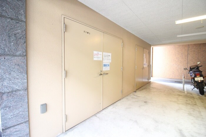 物件外観写真3　(バイク置き場)