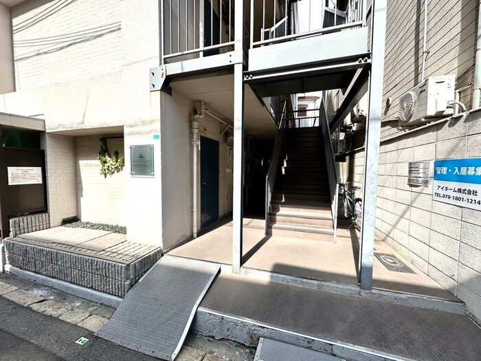 物件外観写真3　(エントランス部分)