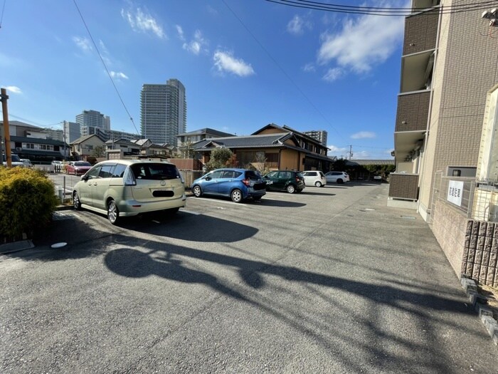 物件外観写真3　(駐車場)