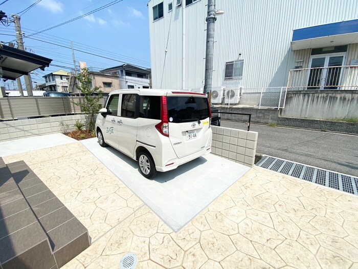 物件外観写真3　(駐車場)