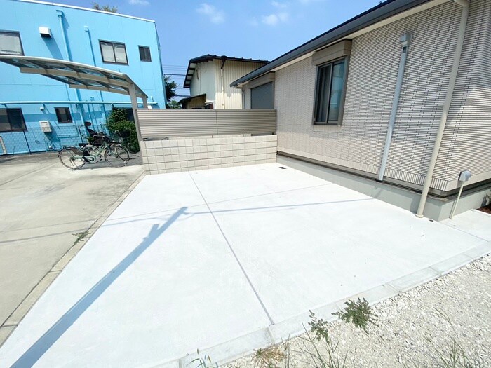 物件外観写真4　(駐車場)