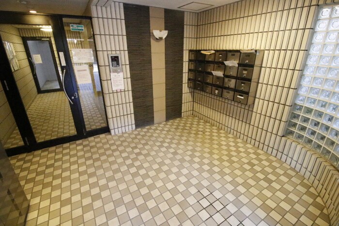 物件外観写真2　(エントランス部分)