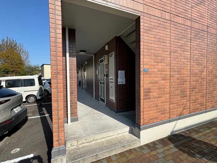 物件外観写真5　(エントランス部分)