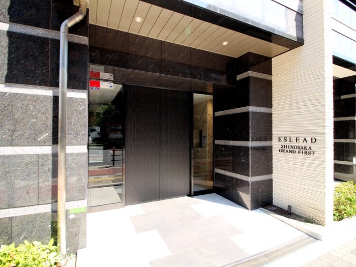 物件外観写真2　(エントランス部分)