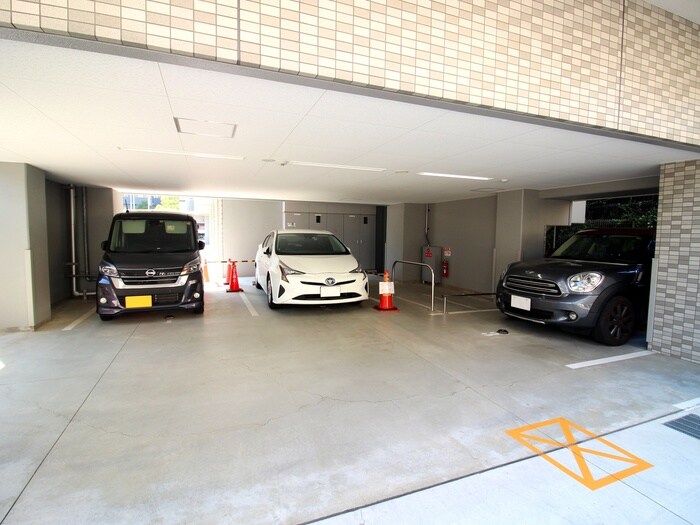 物件外観写真3　(駐車場)