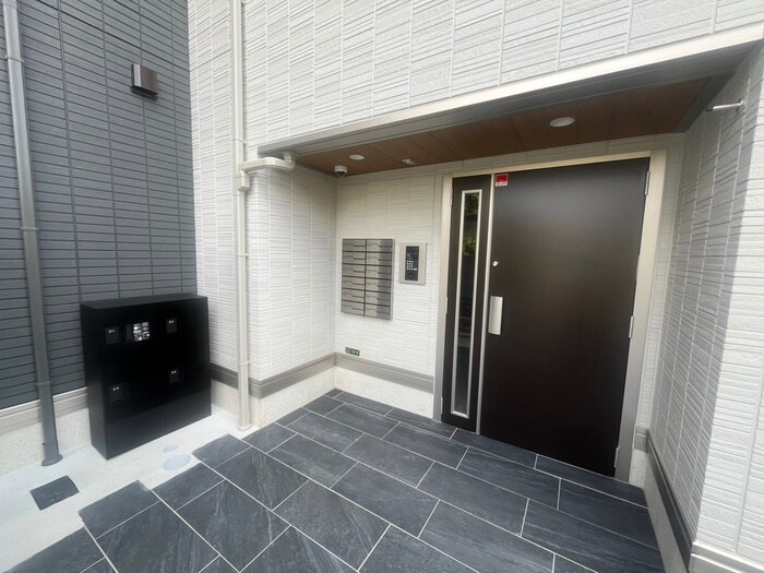 物件外観写真2　(エントランス部分)