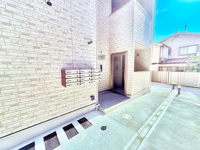 物件外観写真3　(エントランス部分)