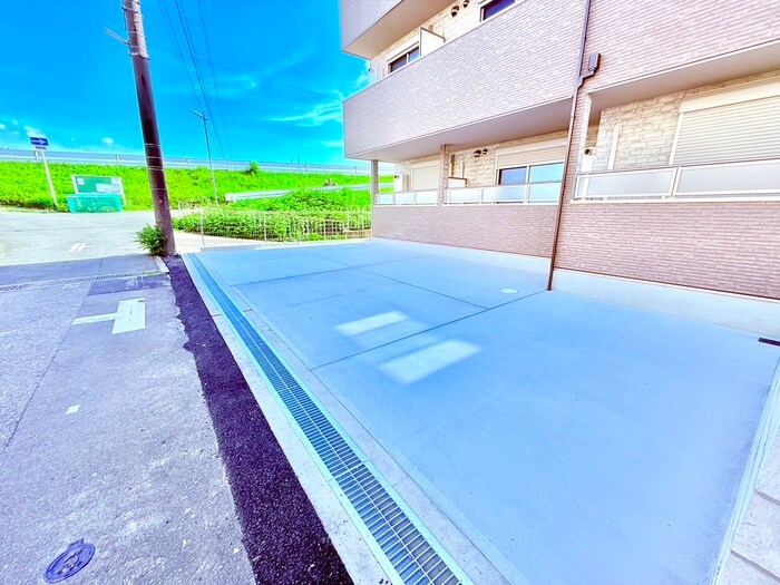 物件外観写真6　(駐車場)