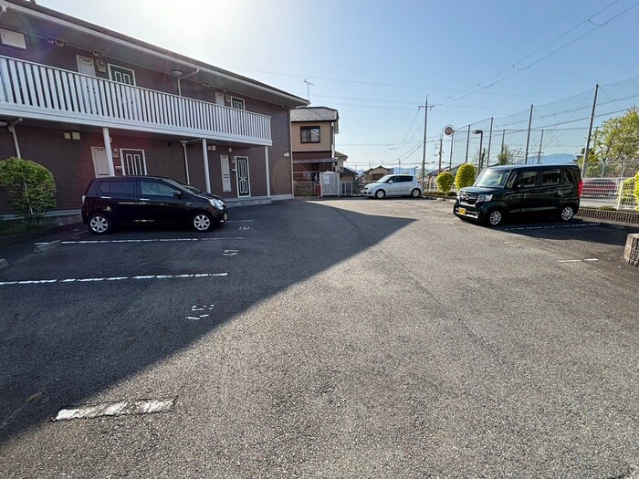 物件外観写真2　(駐車場)
