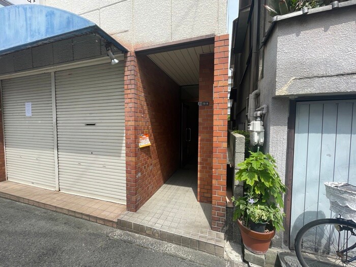 物件外観写真2　(エントランス部分)