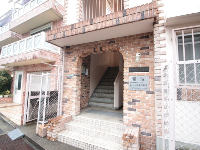 物件外観写真2　(エントランス部分)