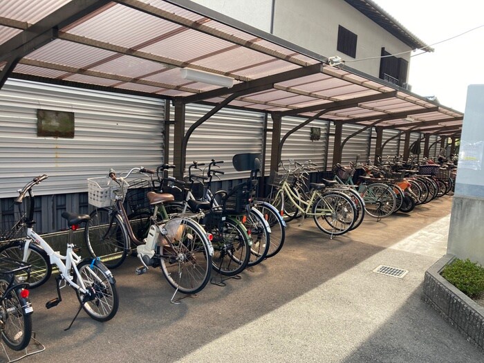物件外観写真4　(駐輪場)