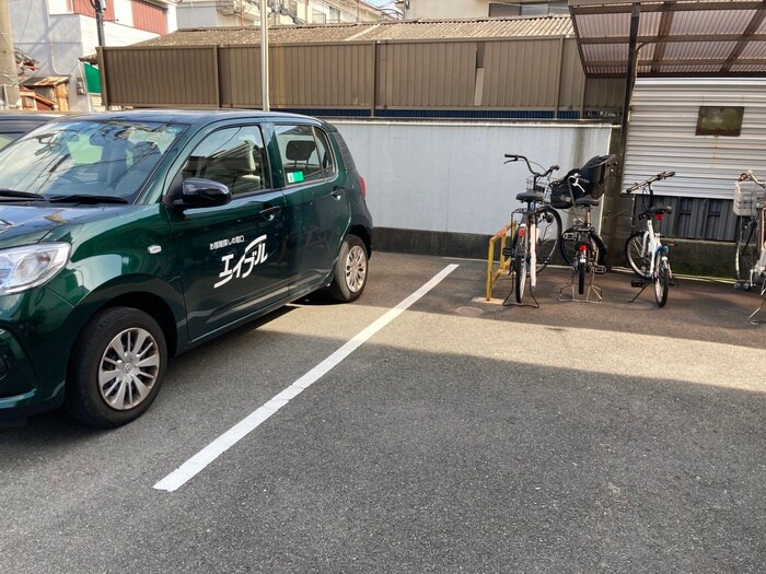 物件外観写真5　(駐車場)