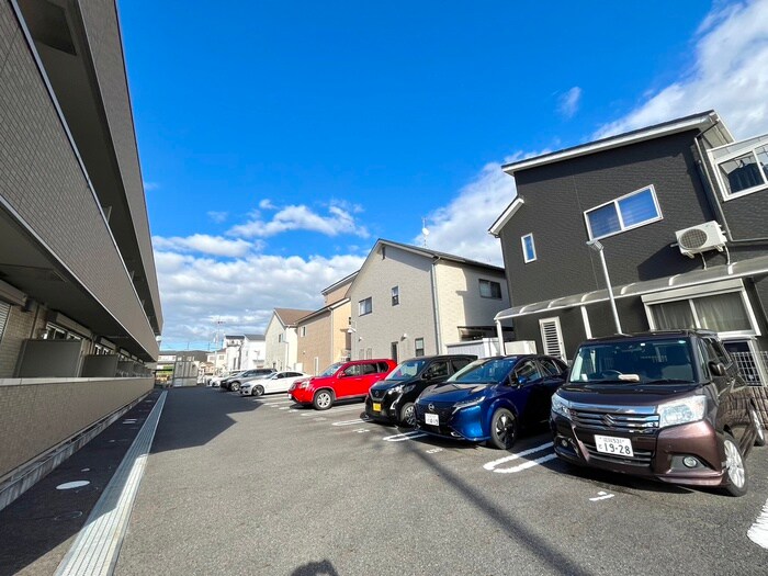 物件外観写真6　(駐車場)