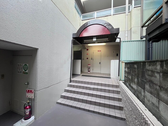 物件外観写真2　(エントランス部分)