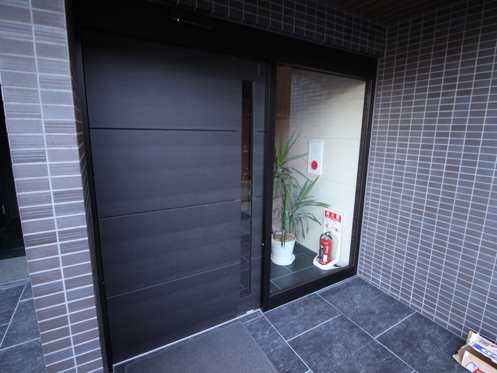 物件外観写真2　(エントランス部分)