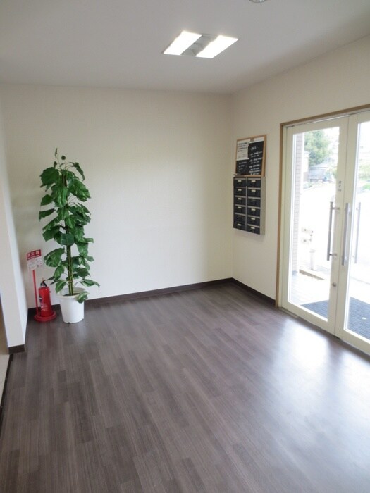 物件外観写真3　(エントランス部分)