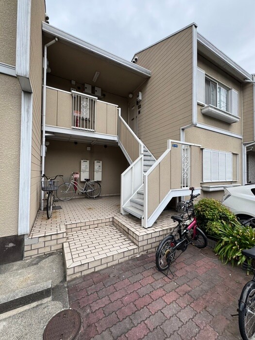 物件外観写真2　(エントランス部分)