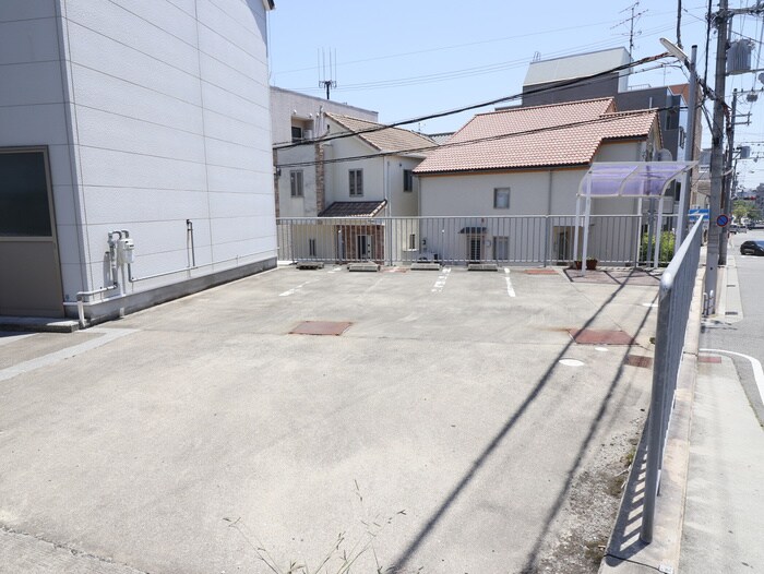 物件外観写真4　(駐車場)
