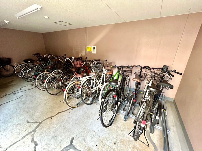 物件外観写真4　(駐輪場)