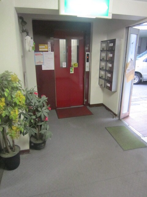 物件外観写真2　(エントランス部分)