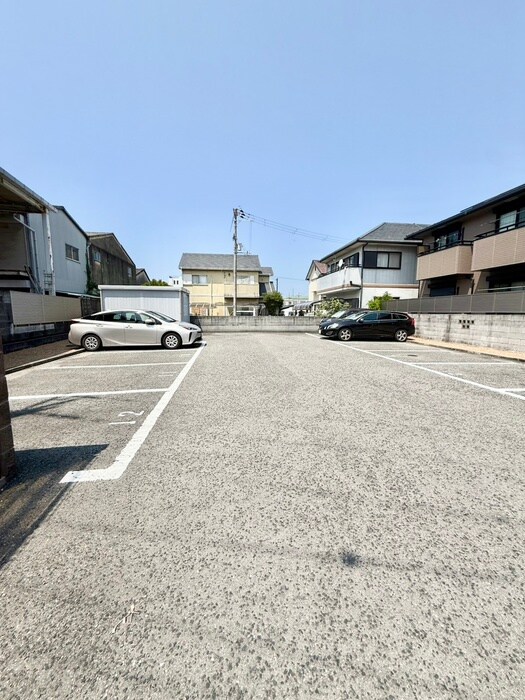 物件外観写真4　(駐車場)