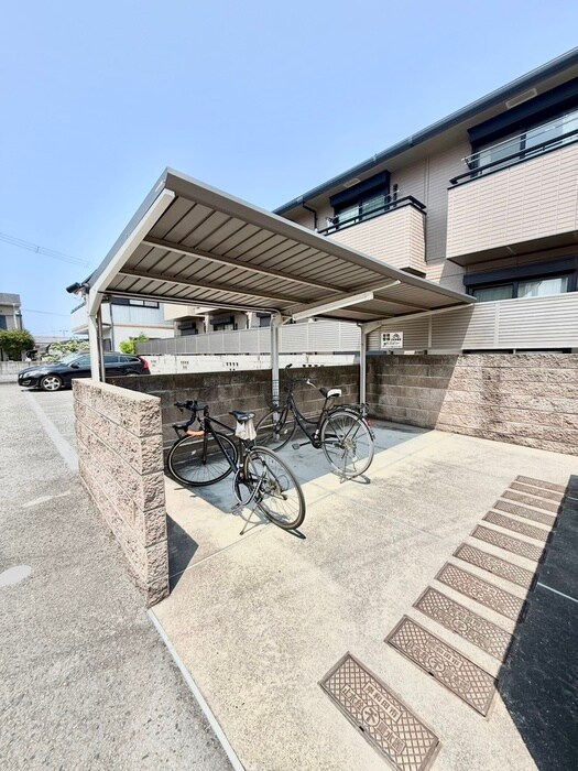 物件外観写真5　(駐輪場)