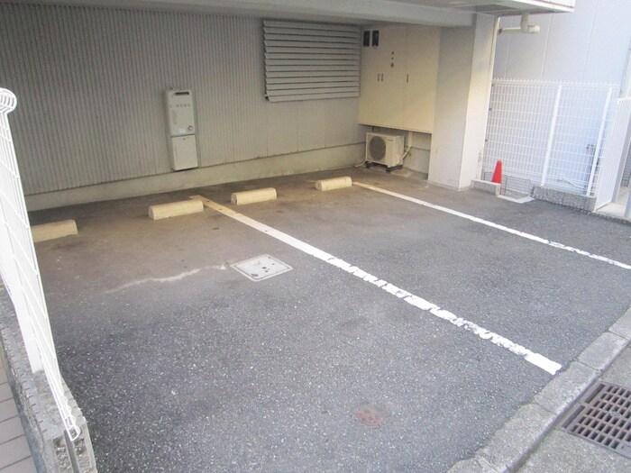 物件外観写真6　(駐車場)