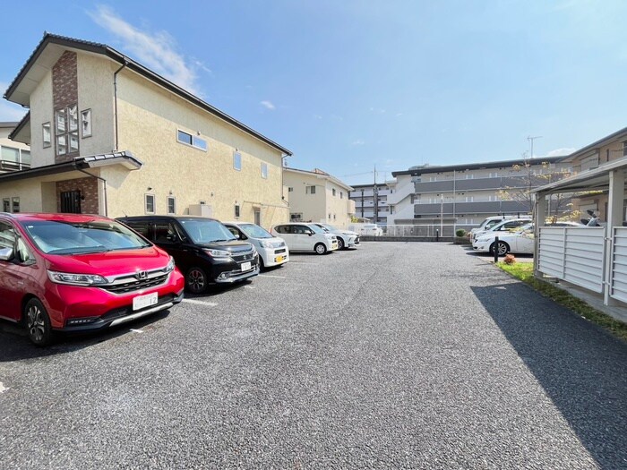 物件外観写真4　(駐車場)