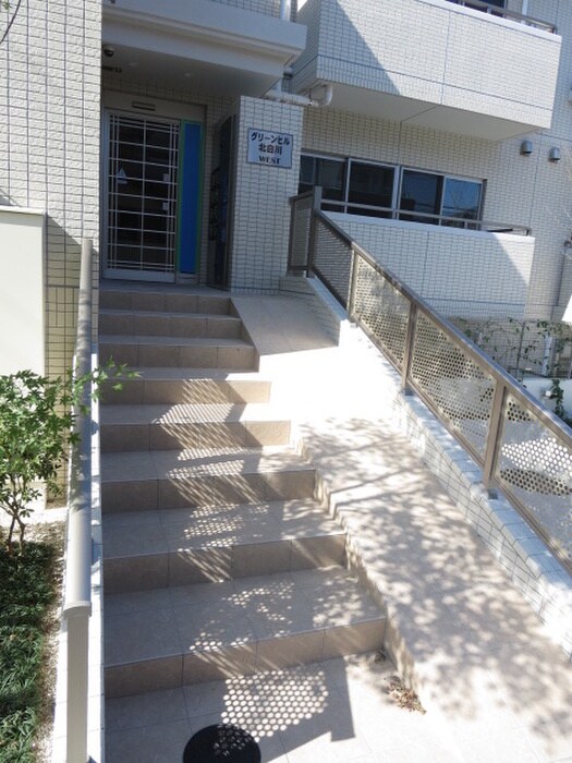 物件外観写真3　(エントランス部分)