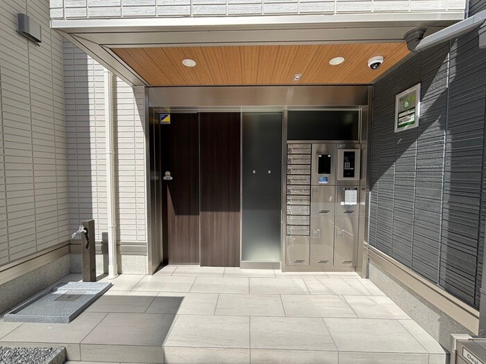 物件外観写真3　(エントランス部分)