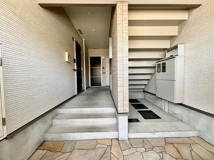 物件外観写真4　(エントランス部分)