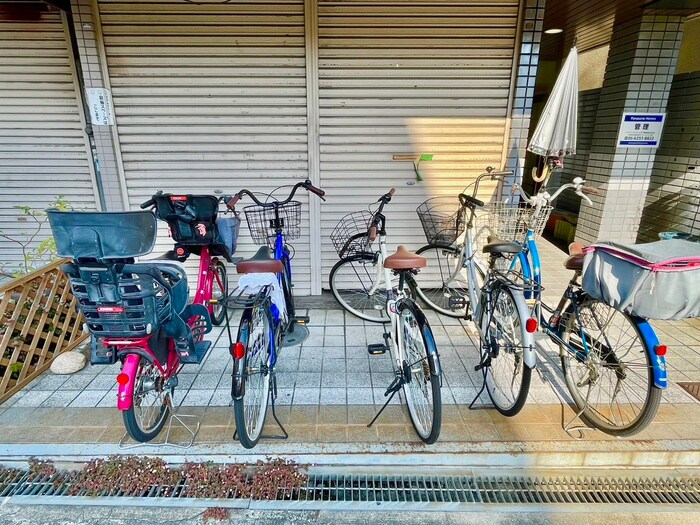 物件外観写真4　(駐輪場)