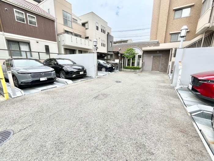 物件外観写真3　(駐車場)