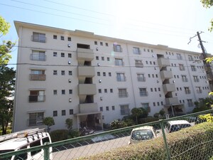 鶴山台第２住宅７号棟（１０１）外観写真