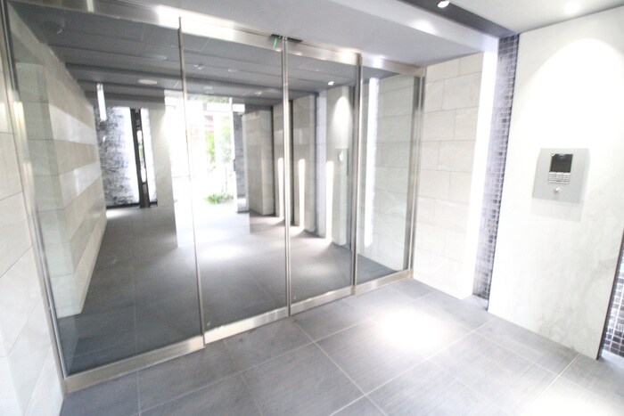 物件外観写真3　(エントランス部分)